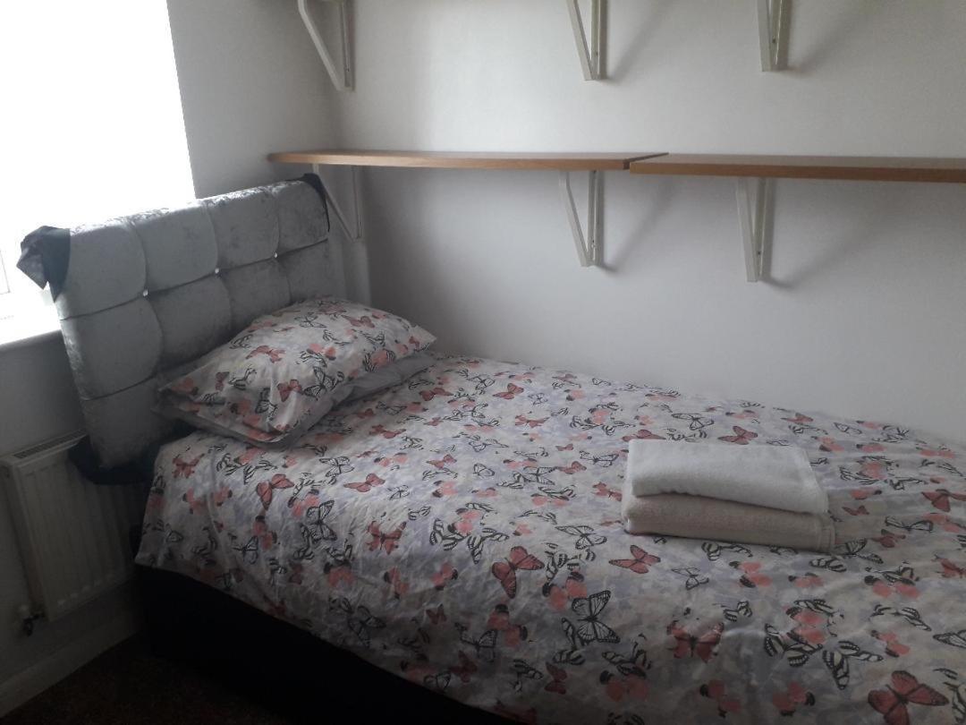 5 Bed House With Free Secure Parking In Pleasant Quiet Location Βίλα Γούλβερχαμπτον Εξωτερικό φωτογραφία