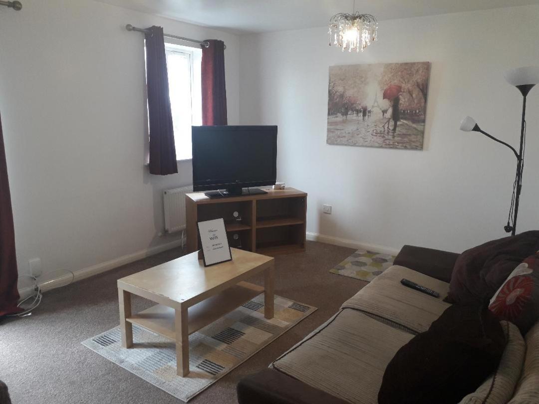5 Bed House With Free Secure Parking In Pleasant Quiet Location Βίλα Γούλβερχαμπτον Εξωτερικό φωτογραφία